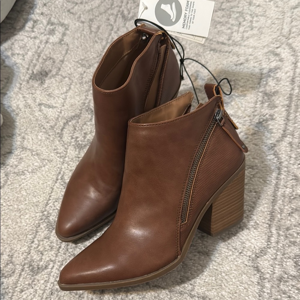 Universal thread NEW with tags Brown Ankle Boots